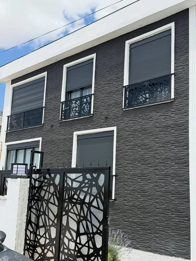 Sivas'ta çok katlı binaya uygulanmış antrasit panjur sistemleri