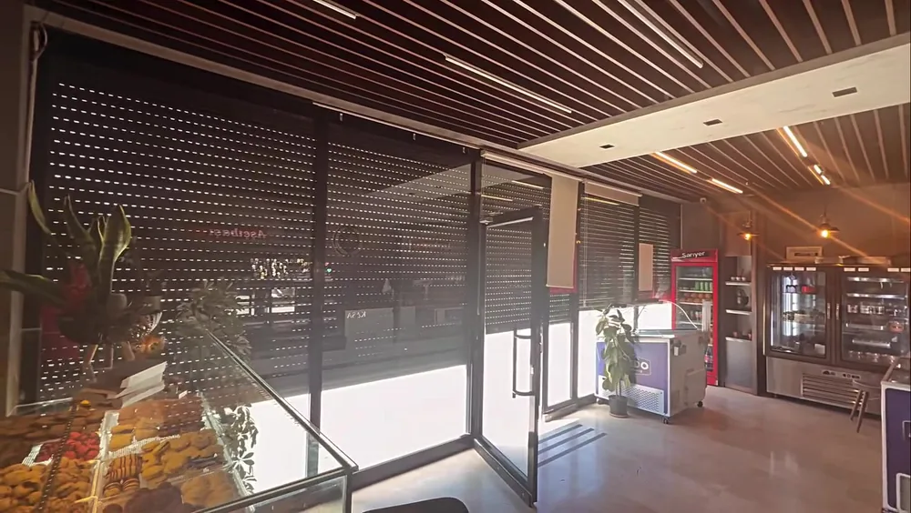Sivas'ta ticari işletmeye uygulanmış otomatik kepenk sistemi
